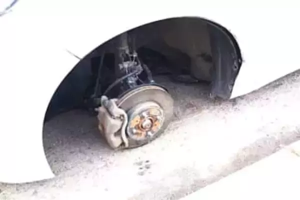 「異音が大きくなったので、会社を休んで、家に引き返している途中で脱輪した」60代男性が運転する乗用車の左前輪からタイヤ脱落…歩道に乗り上げたものの巻き込まれなし…10月に自分で交換＜北海道北広島市＞