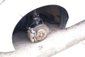 「異音が大きくなったので、会社を休んで、家に引き返している途中で脱輪した」60代男性が運転する乗用車の左前輪からタイヤ脱落…歩道に乗り上げたものの巻き込まれなし…10月に自分で交換＜北海道北広島市＞