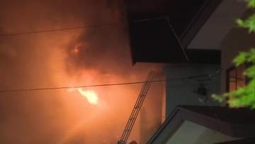 【深夜の住宅火災】「裏の家から黒煙が出ている」2階建て住宅から火→焼け跡から女性を発見し病院搬送も"重体"住人の女性か…警察が身元確認急ぐ〈北海道北斗市〉