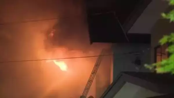 【深夜の住宅火災】「裏の家から黒煙が出ている」2階建て住宅から火→焼け跡から女性を発見し病院搬送も"重体"住人の女性か…警察が身元確認急ぐ〈北海道北斗市〉