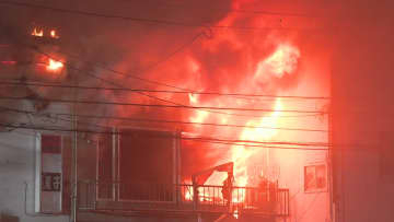 【頭が真っ白…】60年の歴史がある商店街で火事…7日夜から10時間以上燃え続け9棟焼ける「すごく歴史ある建物なので燃えてしまって残念」住民らショック〈北海道江別市〉
