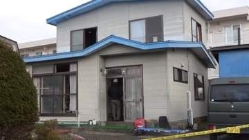 午前4時ごろ2階建て住宅から出火～1時間後に鎮火するも男性の遺体発見…住人の80代夫婦が煙を吸って搬送―死亡したのは60代の息子か―出火原因を捜査〈北海道浦河町〉