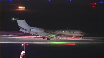 【映像】新千歳空港で海外プライベートジェット機がオーバーラン―滑走路を逸脱し雪煙をあげながら停止する機体―乗客乗員9人にケガなし・機体損傷は確認されず―B滑走路が閉鎖に＜北海道＞