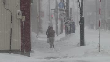 【ガタガタ路面にひと苦労】冬型強まり猛吹雪  日本海側中心に大荒れ…札幌では新たに20センチの雪_3連休の寒暖差で路面がガタガタで車の運転にも苦戦＜北海道＞