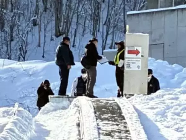 【速報】「エスカレーターに子どもが挟まれました」5歳男児が搬送先の病院で死亡…スキー場のゲレンデに上るエスカレーターの降り口付近で転倒し右腕がベルトコンベヤーに巻き込まれたか〈北海道小樽市〉