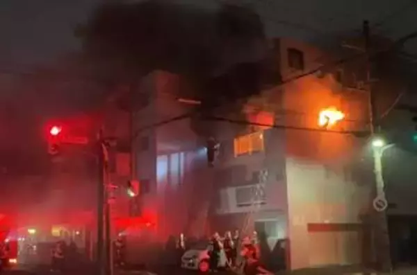 【隣のベランダに住民の姿が…】マンションから激しく噴き出す炎…取り残された住民を消防が救助　火元の部屋の住人1人けが＜札幌市＞