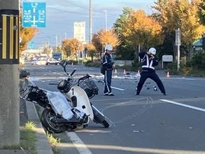 いずれかの車が追突か？乗用車とトラック、バイクが絡む事故…バイクの成人男性が意識不明_警察が事故原因を調べる〈北海道北広島市〉