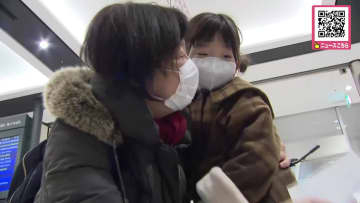 「じいじとばあばに会いに来ました」帰省ラッシュで混雑が続く北海道新千歳空港では久しぶりの再会に笑顔もいっぱい「飛行機で書いてくれたの？ありがとう～」