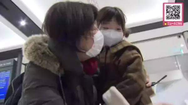 「じいじとばあばに会いに来ました」帰省ラッシュで混雑が続く北海道新千歳空港では久しぶりの再会に笑顔もいっぱい「飛行機で書いてくれたの？ありがとう～」