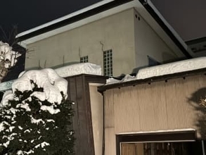 【雪下ろし中に転落か】「80代くらいの男性が倒れ"うなり声"と顔面出血」近隣住民からの通報＿車庫付近の地面に倒れている高齢男性が意識障害と頭部打撲で搬送＿車庫の屋根には足跡と除雪の跡も＜北海道札幌市＞