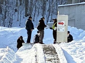 スキー場のエスカレーターで転倒した5歳児が窒息死「安全装置が無効化されていた可能性」「人的監視が欠如」第三者委が調査報告＿警察は業務上過失致死の疑いも視野に捜査〈北海道小樽市〉