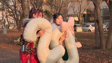 【成人の日】民法上18歳だが北海道のほとんどの自治体で式典は20歳…対象者4万3000人あまりで前年より1000人以上減…北広島市の会場はエスコンフィールド ファイターズ選手からメッセージ