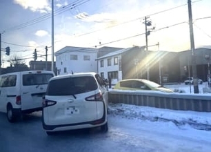 【冬型事故】本格的な雪となった北海道で事故相次ぐ…札幌中央区では凍結路面の下り坂で8台が絡む多重事故が発生し4人搬送―江別市では路線バスが街路灯に衝突＜北海道札幌市＞