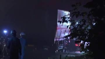 正面衝突か…乗用車がトレーラーと衝突_乗用車の3人のうち男女2人が死亡、助手席の女児は意識のある状態で病院搬送_現場は新千歳空港に続く道道〈北海道千歳市〉