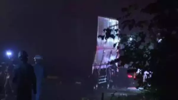 正面衝突か…乗用車がトレーラーと衝突_乗用車の3人のうち男女2人が死亡、助手席の女児は意識のある状態で病院搬送_現場は新千歳空港に続く道道〈北海道苫小牧市〉