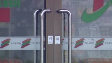 【コンビニ強盗】刃渡り30センチの包丁所持で逮捕された自称・30歳の男…直前に“コンビニ強盗”していた！「金を出せ」と女性店員脅し缶チューハイ1本奪い逃走→自ら通報〈北海道白老町〉