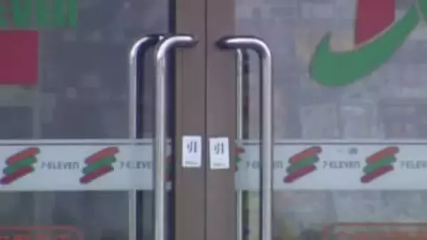 【コンビニ強盗】刃渡り30センチの包丁所持で逮捕された自称・30歳の男…直前に“コンビニ強盗”していた！「金を出せ」と女性店員脅し缶チューハイ1本奪い逃走→自ら通報〈北海道白老町〉