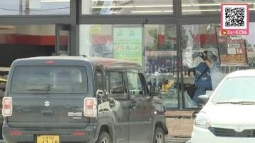 窓ガラスがグシャグシャに…駐車しようとした軽自動車が暴走しコンビニ店に突っ込む…女性従業員と客の2人がケガ…50代男性ドライバーが運転操作を誤ったか＜北海道札幌市＞