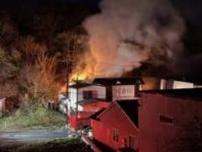 【速報】激しく噴き上がる炎…住宅火災で男性が逃げ遅れているか_2階建ての1階から出火したとみられる〈消防による消火活動が続く〉北海道函館市