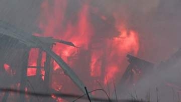 【速報】根室市弁天町の住宅街で木材会社の建物が燃える火事が発生―火の勢い激しく消火活動続く…ケガ人の情報はなし〈北海道〉