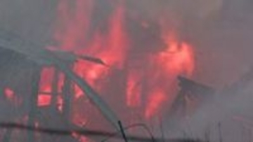 【速報】根室市弁天町の住宅街で木材会社の建物が燃える火事が発生―火の勢い激しく消火活動続く…ケガ人の情報はなし〈北海道〉