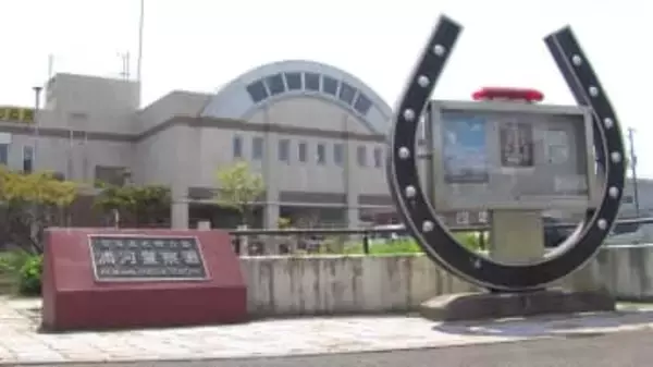 「高所から転落して出血している」牧場の厩舎の足場から3メートル下に落下か＿60代男性が意識不明の重体＿警察が当時の状況調べる〈北海道浦河署〉