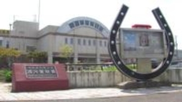 「高所から転落して出血している」牧場の厩舎の足場から3メートル下に落下か＿60代男性が意識不明の重体＿警察が当時の状況調べる〈北海道浦河署〉