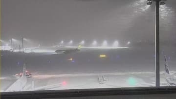 【新千歳空港で欠航92便に拡大】北海道で降り続く雪…悪天候の影響で新千歳空港を発着する便の欠航が相次ぐ_羽田空港が最も多く25便_次いで成田空港が6便_関西国際空港が5便
