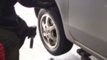 【冬支度にも値上げの波】雪のシーズンを前にタイヤ交換最盛期 繁忙期に高くなる“ハイシーズン料金”が直撃…自転車や原付の冬期保管料もUP…暫定税率廃止でガソリン価格はどうなる〈北海道〉