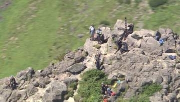 【山の日】天気に恵まれ羊蹄山には大勢の登山者…遊園地やプールには子どもたちの歓声が響く 一足早いお盆の墓参りも…真夏日となった“クマ牧場”では氷に入ったリンゴを子グマに〈北海道〉