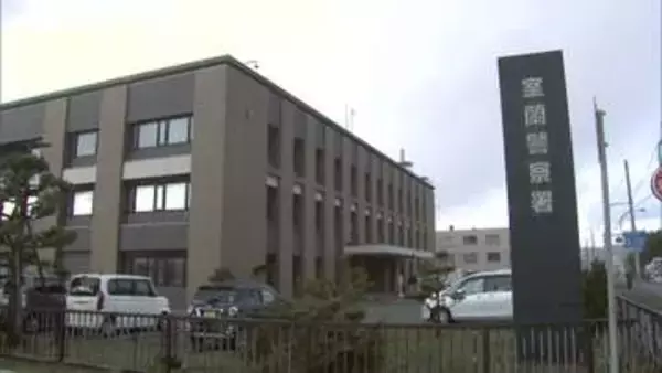 80代女性が運転する乗用車が暴走し住宅の外壁に突っ込む…女性は胸の痛みなど訴え救急搬送「はっきり覚えてない」Ｕターンしようとしてアクセルとブレーキを踏み間違えたか？＜北海道室蘭市＞