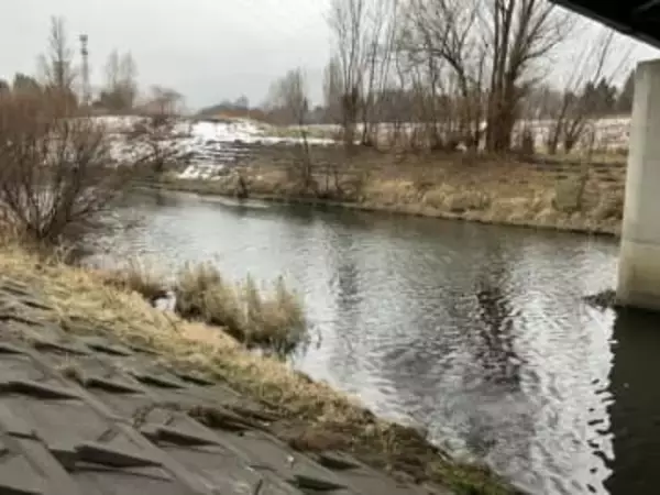 【また変死体】「川に人が浮かんでいる」遺体が橋の柱にうつぶせで引っかかった状態で見つかる…散歩中の人が発見し110番通報＿成人とみられる男性か…警察が死因や身元の特定進める〈北海道札幌市〉