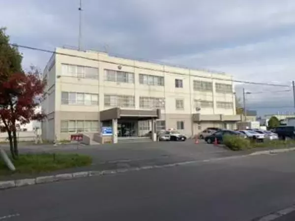 【衝突後も車内に居座る男】車道はみ出し街路灯に突っ込んだ49歳男を逮捕_警察官に事情聴かれ"酒臭い息"により飲酒運転が発覚―軽自動車は自走不能なほど壊れる〈北海道江別市〉