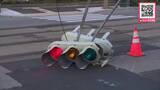 「【軽自動車が信号機の柱に突っ込む】ケガ人なしも…倒れた柱が路面電車の線路ふさぎ”運転見合わせ”運行再開は5月3日か〈北海道函館市〉」の画像1