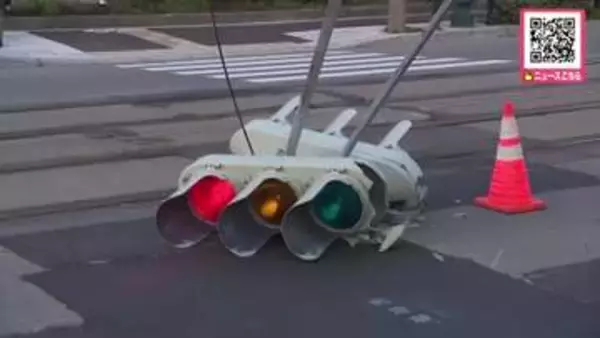 【軽自動車が信号機の柱に突っ込む】ケガ人なしも…倒れた柱が路面電車の線路ふさぎ”運転見合わせ”運行再開は5月3日か〈北海道函館市〉