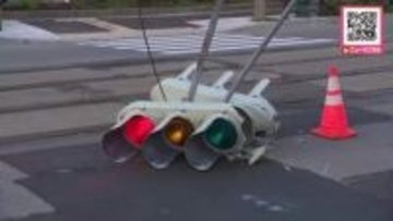 【軽自動車が信号機の柱に突っ込む】ケガ人なしも…倒れた柱が路面電車の線路ふさぎ”運転見合わせ”運行再開は5月3日か〈北海道函館市〉