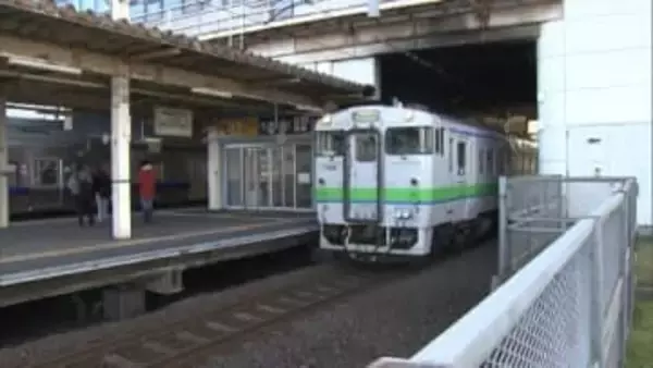 【駅のホームから除雪機が落下】列車に運休や遅れ―幸い接触事故やケガ人の発生なし―壁にぶつかりそうになり慌てて回避したところ転落か―冬のJR南千歳駅で珍事〈北海道千歳市〉