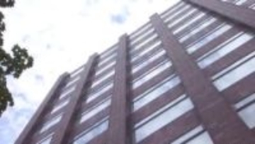 「事実を重く受け止め、これまで以上に精進していく覚悟である」中学校に勤務する60歳校長を減給1か月の懲戒処分に…ビールをジョッキで7～8杯飲んでJR駅構内のガラス窓の付いたドアを蹴って破損〈北海道〉