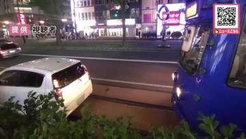 【市電の軌道に軽乗用車”路駐”－30分間立ち往生】札幌市電の軌道に軽乗用車放置ードライバーは見当たらず、市電は約30分停止ー後続2本も遅れ約100人に影響＜北海道札幌市＞