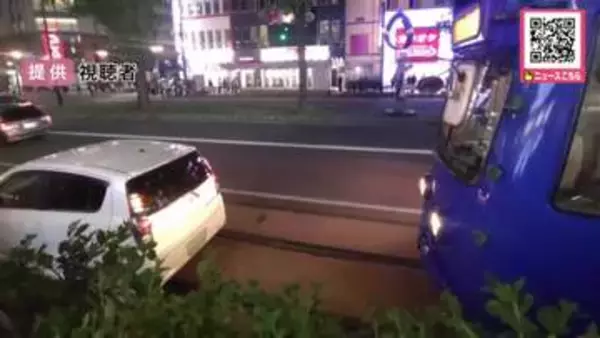 【市電の軌道に軽乗用車”路駐”－30分間立ち往生】札幌市電の軌道に軽乗用車放置ードライバーは見当たらず、市電は約30分停止ー後続2本も遅れ約100人に影響＜北海道札幌市＞