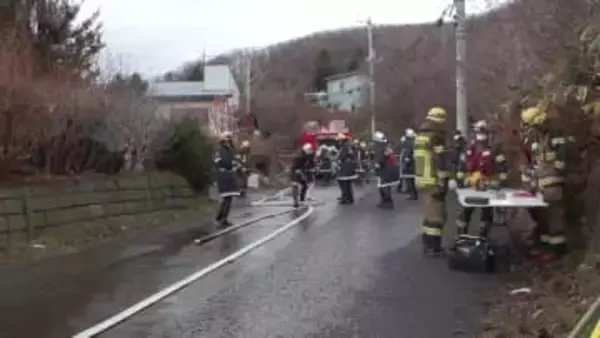 「平屋から黒煙と火が出ている」通行人から通報…住宅火災で約2時間後に消し止められるも中から“性別不明の遺体”見つかる＿『80代の住人』と連絡とれず〈北海道室蘭市〉