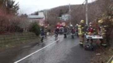 「平屋から黒煙と火が出ている」通行人から通報…住宅火災で約2時間後に消し止められるも中から“性別不明の遺体”見つかる＿『80代の住人』と連絡とれず〈北海道室蘭市〉