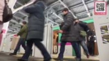 【帰省ラッシュ】JR札幌駅は朝から利用客で混雑―新函館北斗駅でも新幹線から年末年始を北海道で過ごす多くの人の姿が〈暴風雪の影響で運休が続いていた根室線が全線で運行再開〉北海道