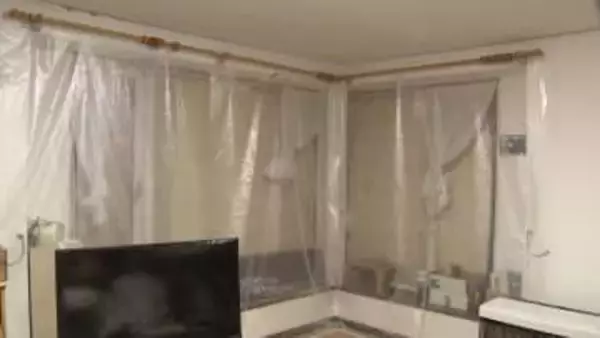 【真冬の北海道で爆発火災】発生から4日…隙間を「緩衝材」でふさぎ寒さをしのぐ住民は「外とほぼ一緒だが命があったのが一番」ガス供給会社はガス管周辺の除雪を呼びかけ〈札幌市〉