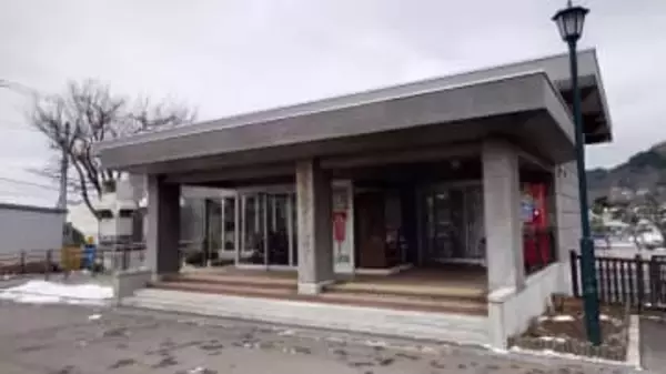 公園の施設内のイスに座る不審な男…スマホをいじり脇には『木刀のようなもの』男の子が目撃＿近くの寺では12月7日に女性が木刀のようなもので襲われる事件も＿警察が注意を呼びかけ〈北海道函館市〉