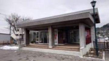 公園の施設内のイスに座る不審な男…スマホをいじり脇には『木刀のようなもの』男の子が目撃＿近くの寺では12月7日に女性が木刀のようなもので襲われる事件も＿警察が注意を呼びかけ〈北海道函館市〉