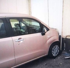 【アクセルとブレーキの踏み間違いか】高齢女性が運転する軽乗用車がドラッグストアの外壁に衝突＿けが人なしも商品散乱＿警察が注意呼びかけ＜北海道岩見沢市＞