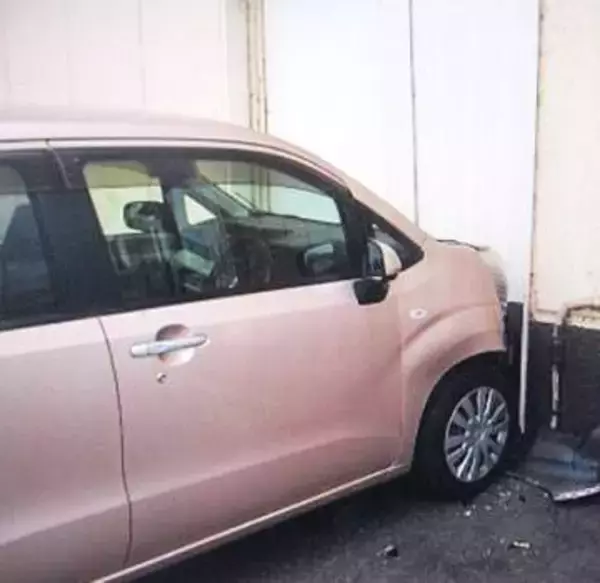 【アクセルとブレーキの踏み間違いか】高齢女性が運転する軽乗用車がドラッグストアの外壁に衝突＿けが人なしも商品散乱＿警察が注意呼びかけ＜北海道岩見沢市＞