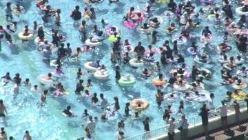 真夏の日差し最高！ていねプール『ぎゅうぎゅう』だけど「楽しい！」子どもたちの歓声響く“緑鮮やか”藻岩山展望台大にぎわい…お盆間近で墓参りも混雑【8月11日は山の日】〈北海道札幌市〉
