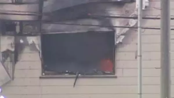 【周辺には保育園なども…】「本物の火事でびっくりした」共同住宅で"爆発音"を伴う火災…住人の70代女性が手と背中にやけどを負い病院に搬送―約5時間半後に消火〈札幌市西区〉